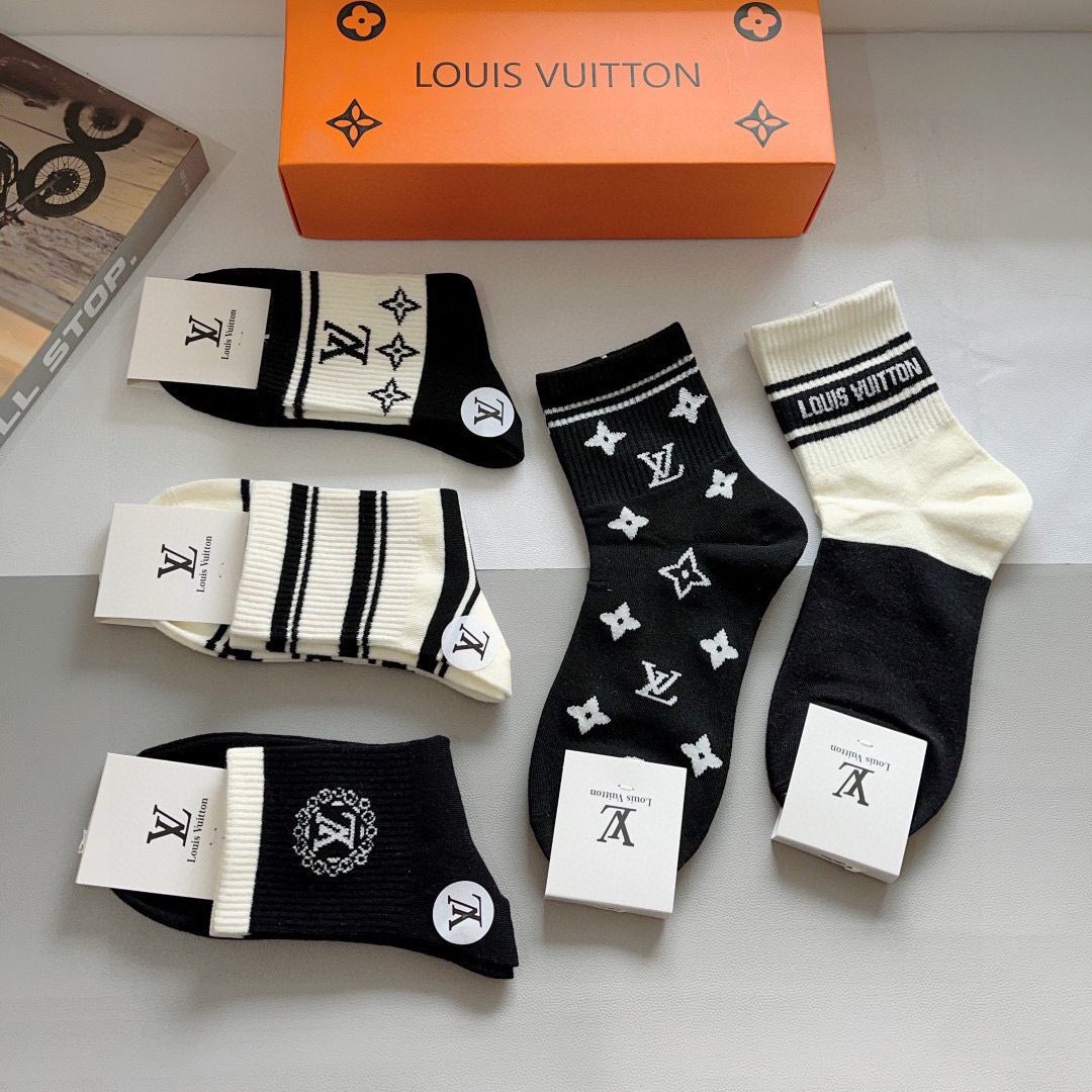 配包装（一盒5双） 
🌟 LV 路易威登 超火中筒袜子，纯棉面料，潮人必备款，经典字母logo中筒袜，个