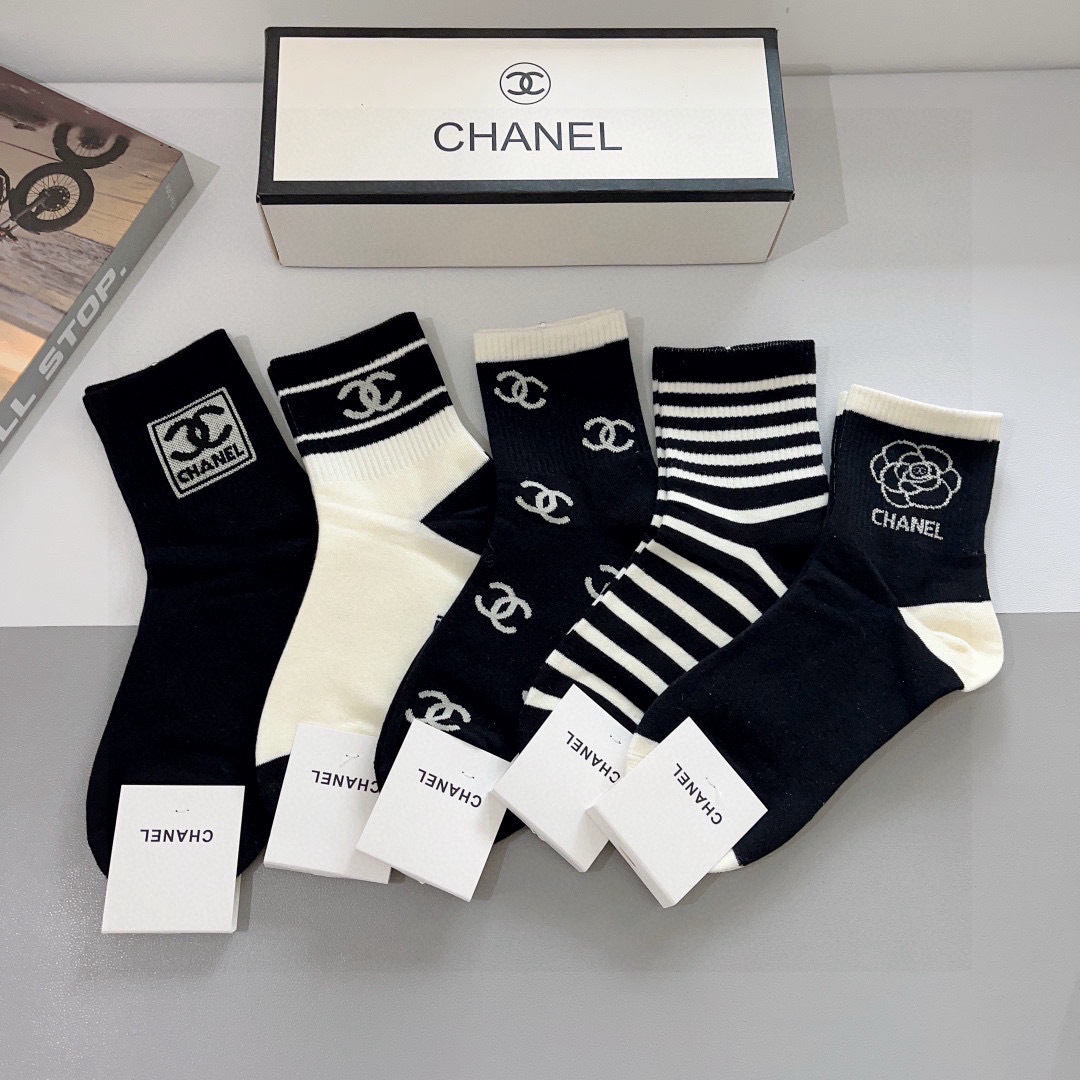 配包装（一盒5双）
CHANEL 香奈儿经典中筒袜子❗️高版本纯棉材质柔软，秒杀市场普通货，经典的双C图