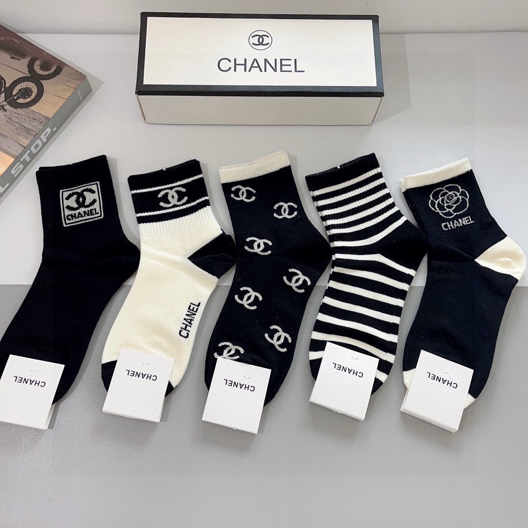 配包装（一盒5双）
CHANEL 香奈儿经典中筒袜子❗️高版本纯棉材质柔软，秒杀市场普通货，经典的双C图
