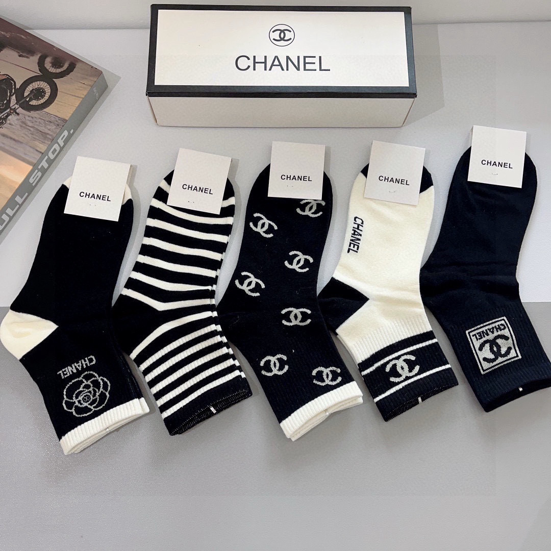 配包装（一盒5双）
CHANEL 香奈儿经典中筒袜子❗️高版本纯棉材质柔软，秒杀市场普通货，经典的双C图