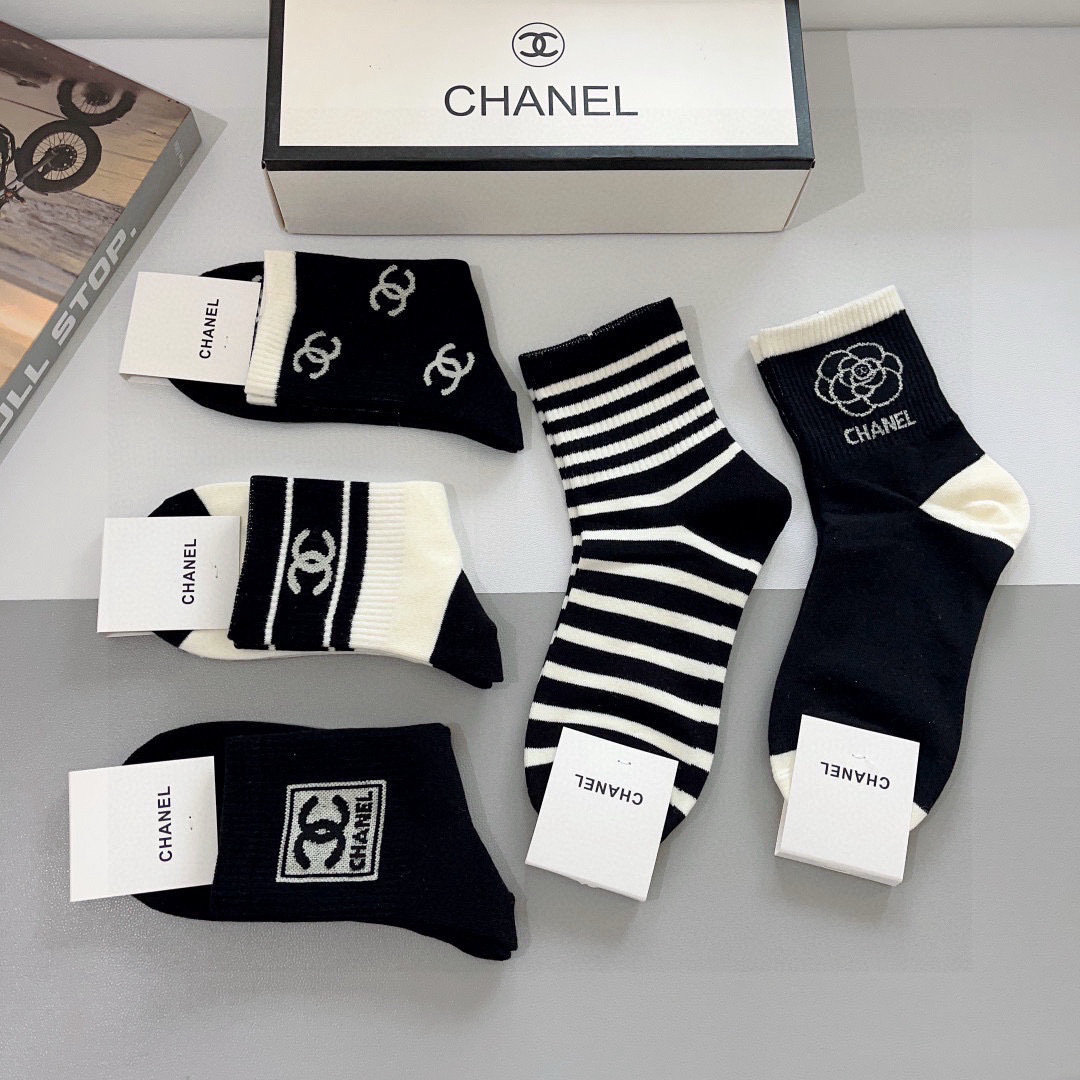 配包装（一盒5双）
CHANEL 香奈儿经典中筒袜子❗️高版本纯棉材质柔软，秒杀市场普通货，经典的双C图