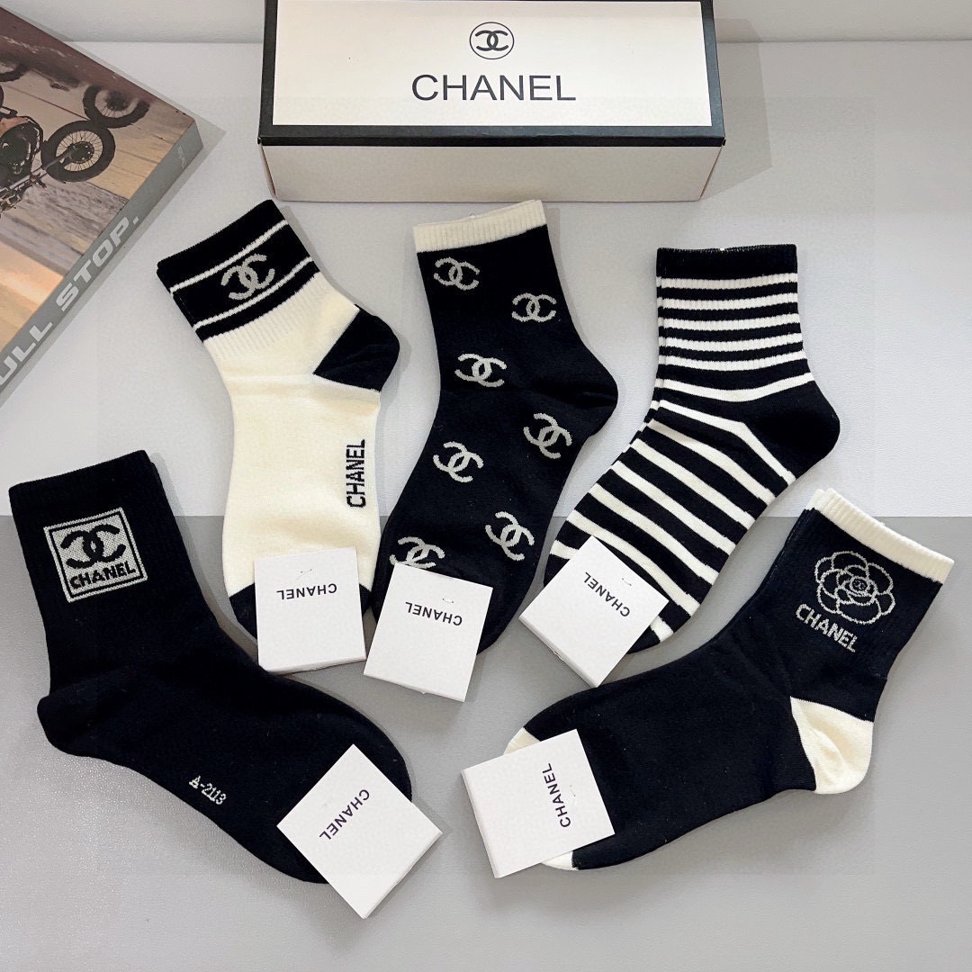 配包装（一盒5双）
CHANEL 香奈儿经典中筒袜子❗️高版本纯棉材质柔软，秒杀市场普通货，经典的双C图