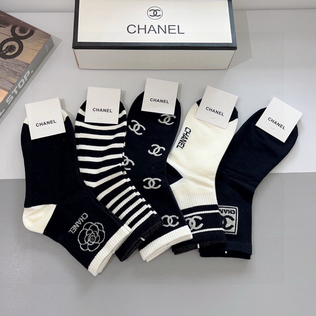 配包装（一盒5双）
CHANEL 香奈儿经典中筒袜子❗️高版本纯棉材质柔软，秒杀市场普通货，经典的双C图