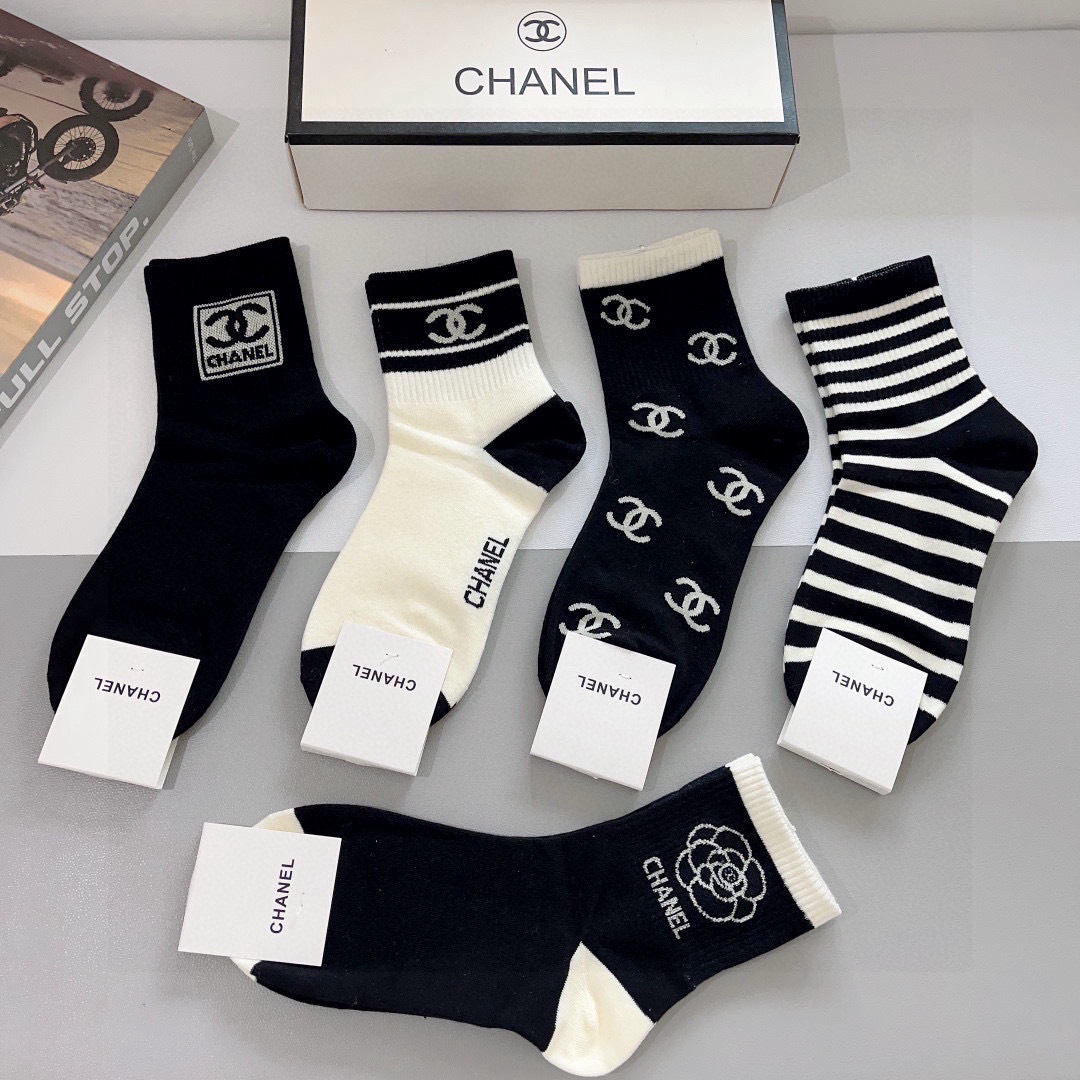 配包装（一盒5双）
CHANEL 香奈儿经典中筒袜子❗️高版本纯棉材质柔软，秒杀市场普通货，经典的双C图