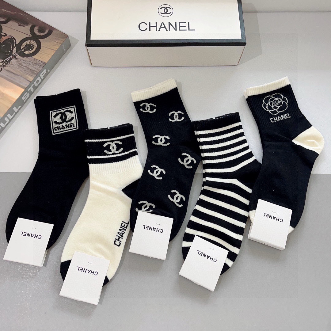 配包装（一盒5双）
CHANEL 香奈儿经典中筒袜子❗️高版本纯棉材质柔软，秒杀市场普通货，经典的双C图