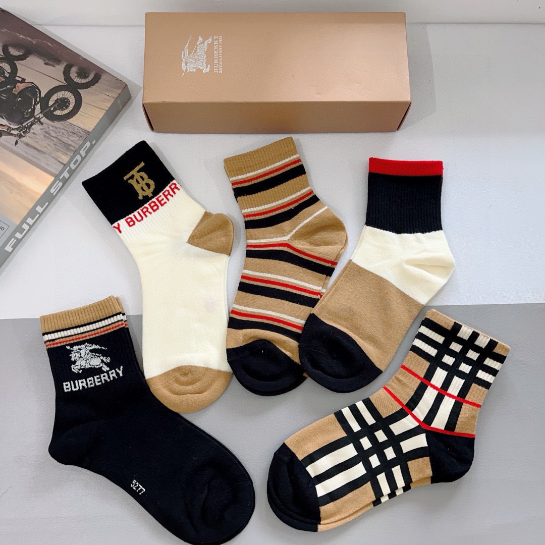 配包装（一盒5双） 
🌟 BURBERRY 巴宝莉经典字母logo中筒袜子，个性时尚百搭款，！你值得拥有