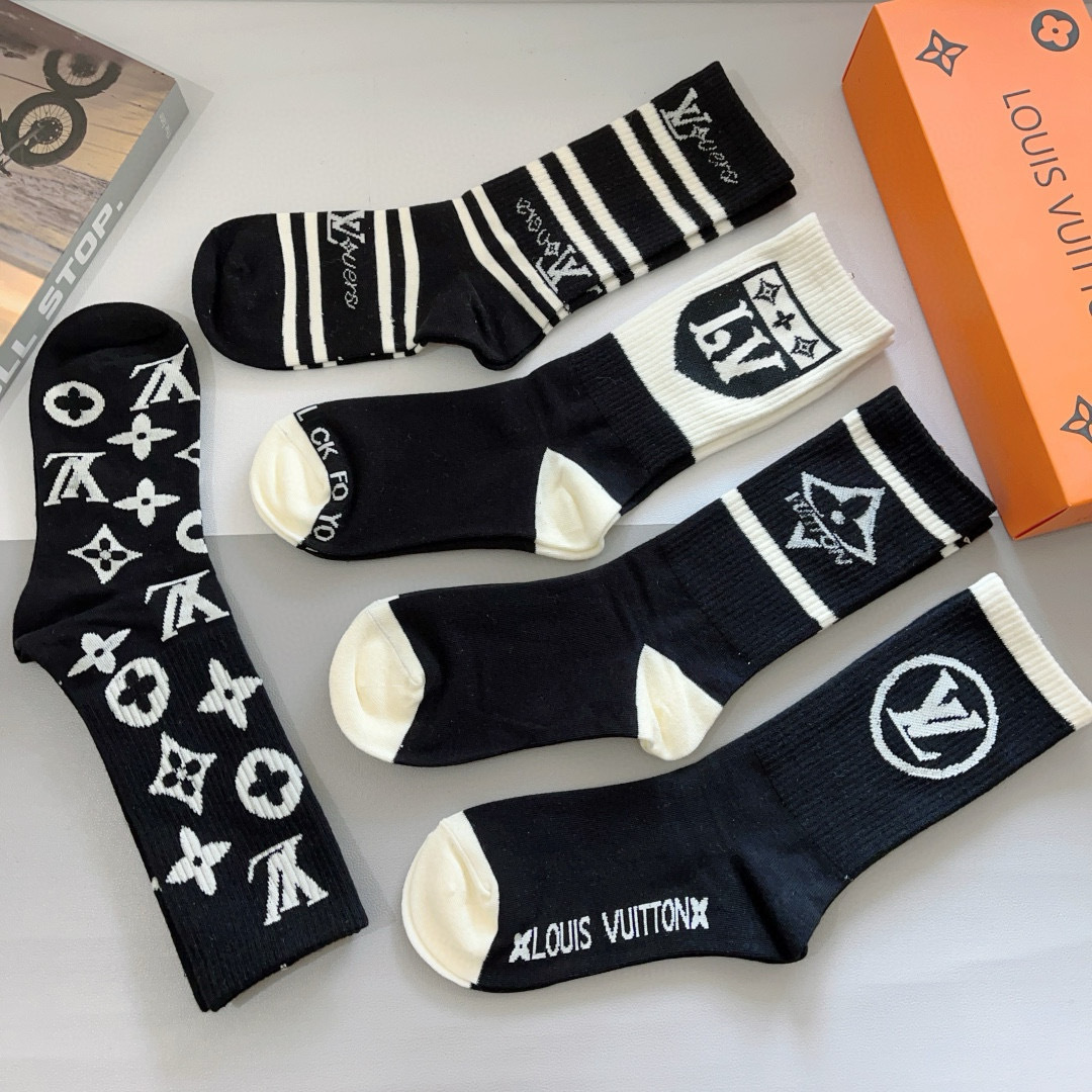配包装（一盒5双）
 🌟 LV 路易威登 超火经典字母logo长筒袜，个性时尚百搭款，你值得拥有哦💗精梳