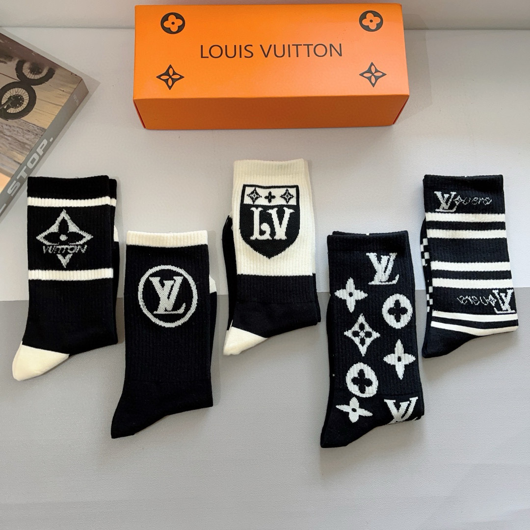配包装（一盒5双）
 🌟 LV 路易威登 超火经典字母logo长筒袜，个性时尚百搭款，你值得拥有哦💗精梳