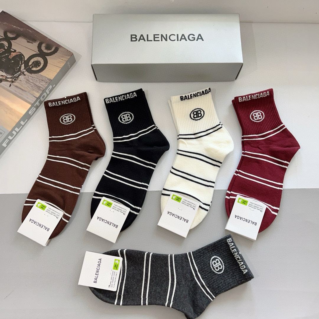 配包装【一盒5双】
BALENCIAGA 巴黎世家 新款中筒袜子。潮人必不可少的时尚专柜代购袜子 ，超级