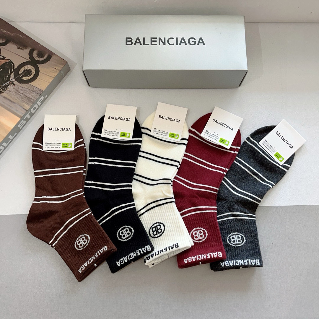 配包装【一盒5双】
BALENCIAGA 巴黎世家 新款中筒袜子。潮人必不可少的时尚专柜代购袜子 ，超级
