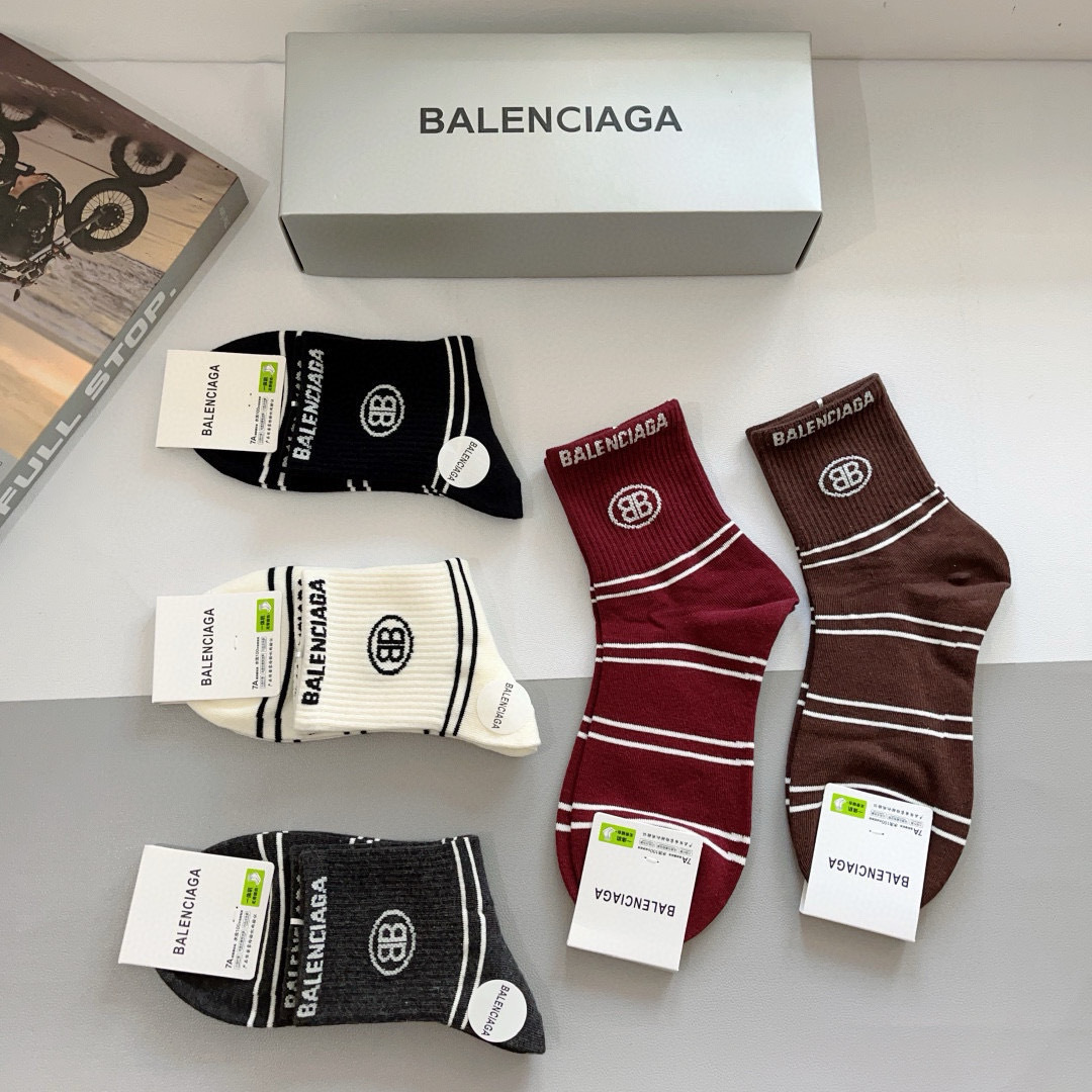 配包装【一盒5双】
BALENCIAGA 巴黎世家 新款中筒袜子。潮人必不可少的时尚专柜代购袜子 ，超级