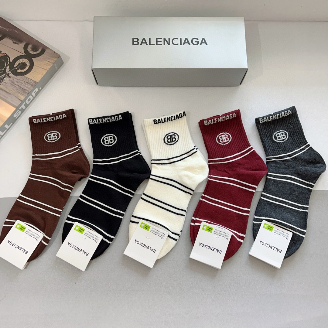 配包装【一盒5双】
BALENCIAGA 巴黎世家 新款中筒袜子。潮人必不可少的时尚专柜代购袜子 ，超级