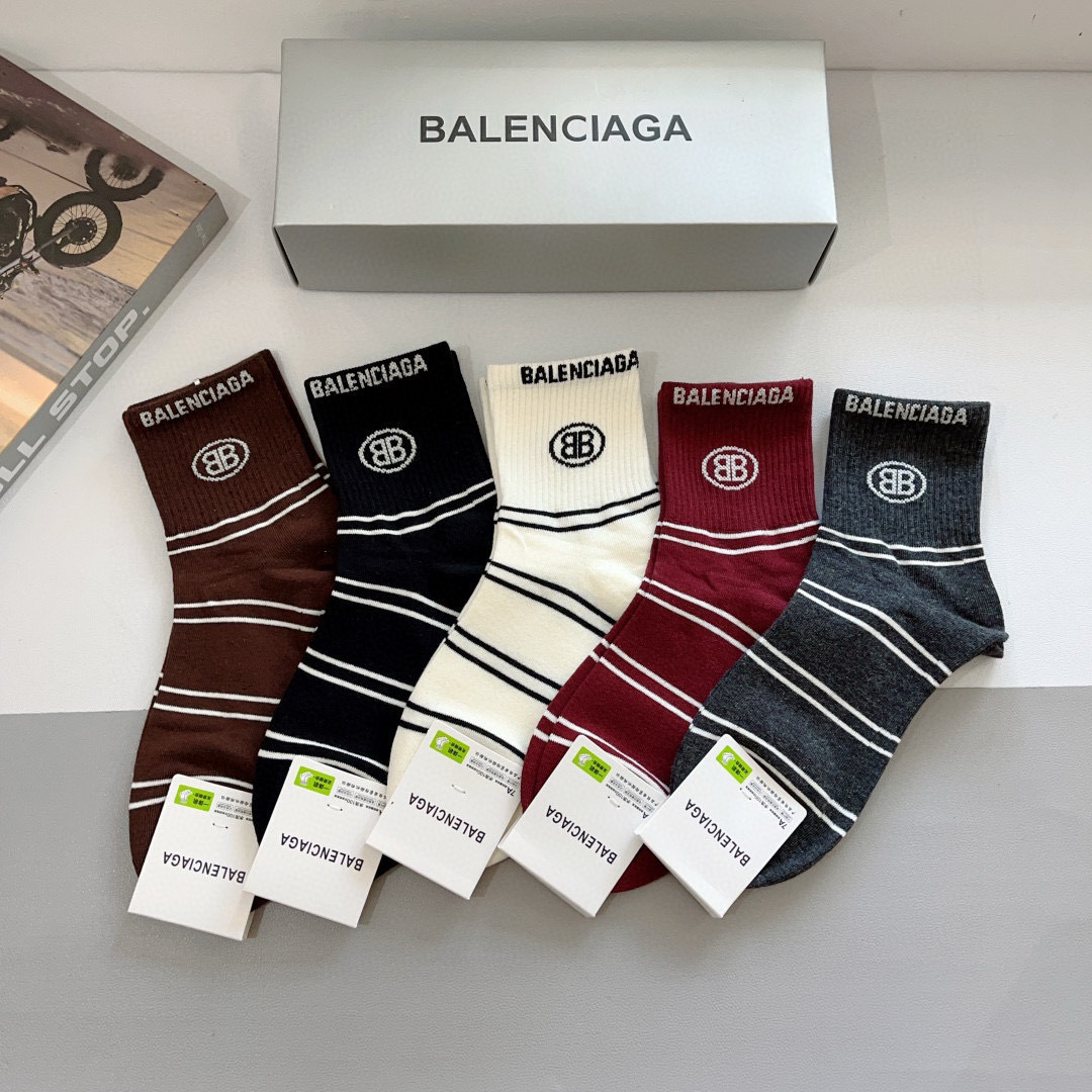 配包装【一盒5双】
BALENCIAGA 巴黎世家 新款中筒袜子。潮人必不可少的时尚专柜代购袜子 ，超级