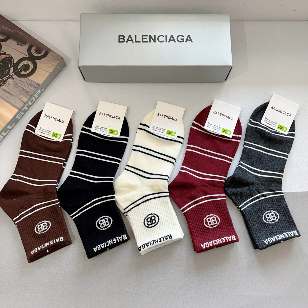 配包装【一盒5双】
BALENCIAGA 巴黎世家 新款中筒袜子。潮人必不可少的时尚专柜代购袜子 ，超级