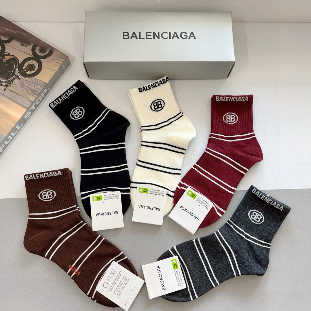 配包装【一盒5双】
BALENCIAGA 巴黎世家 新款中筒袜子。潮人必不可少的时尚专柜代购袜子 ，超级