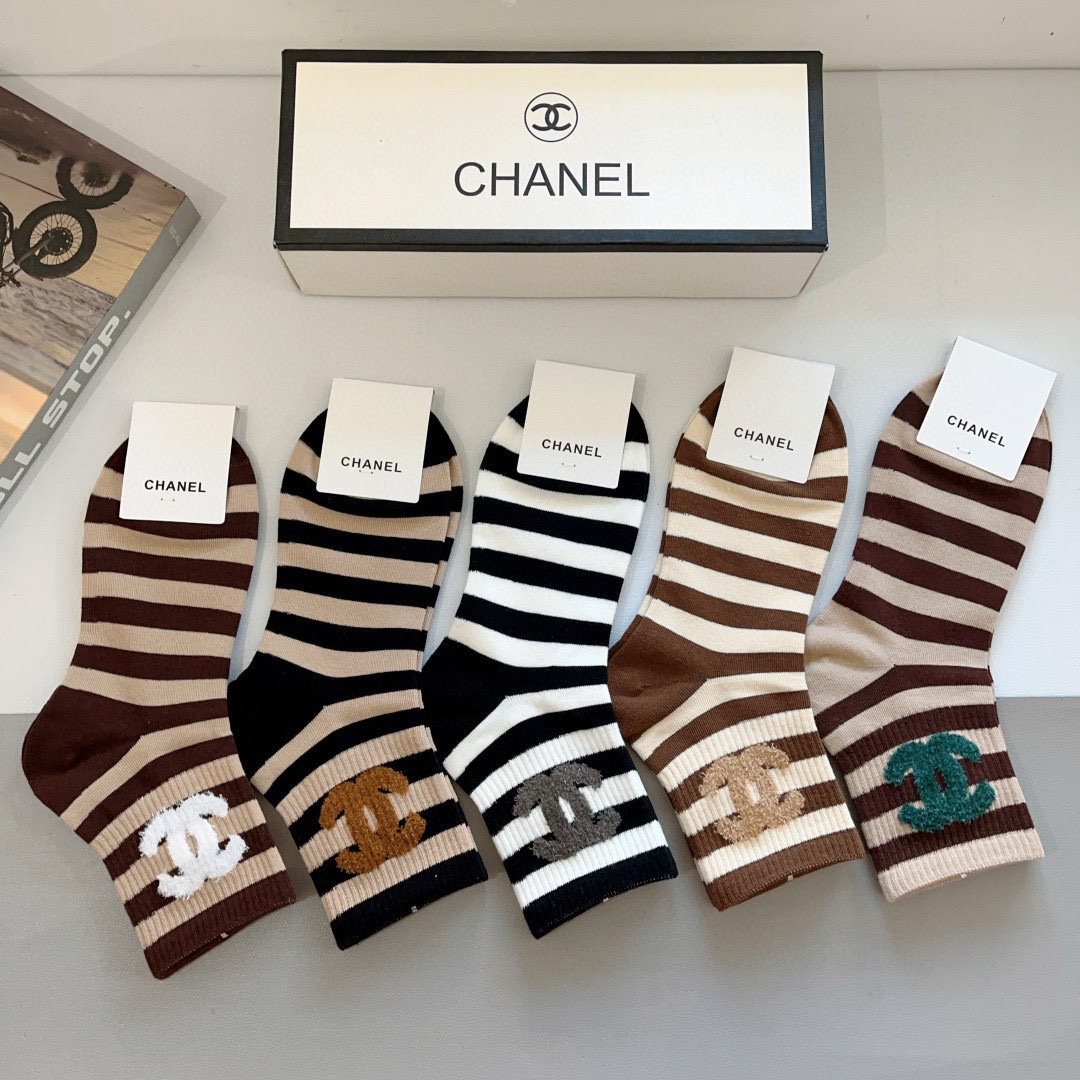 配包装（一盒5双）
CHANEL 香奈儿经典中筒袜子❗️高版本纯棉材质柔软，秒杀市场普通货，经典的双C图