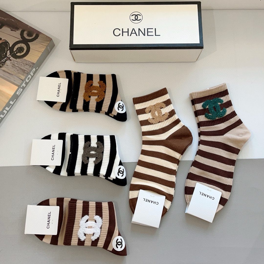 配包装（一盒5双）
CHANEL 香奈儿经典中筒袜子❗️高版本纯棉材质柔软，秒杀市场普通货，经典的双C图