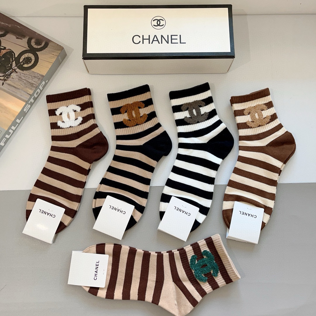 配包装（一盒5双）
CHANEL 香奈儿经典中筒袜子❗️高版本纯棉材质柔软，秒杀市场普通货，经典的双C图