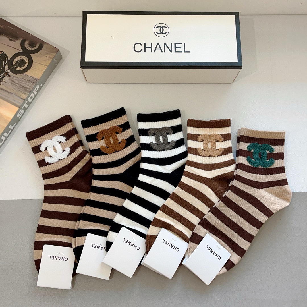 配包装（一盒5双）
CHANEL 香奈儿经典中筒袜子❗️高版本纯棉材质柔软，秒杀市场普通货，经典的双C图
