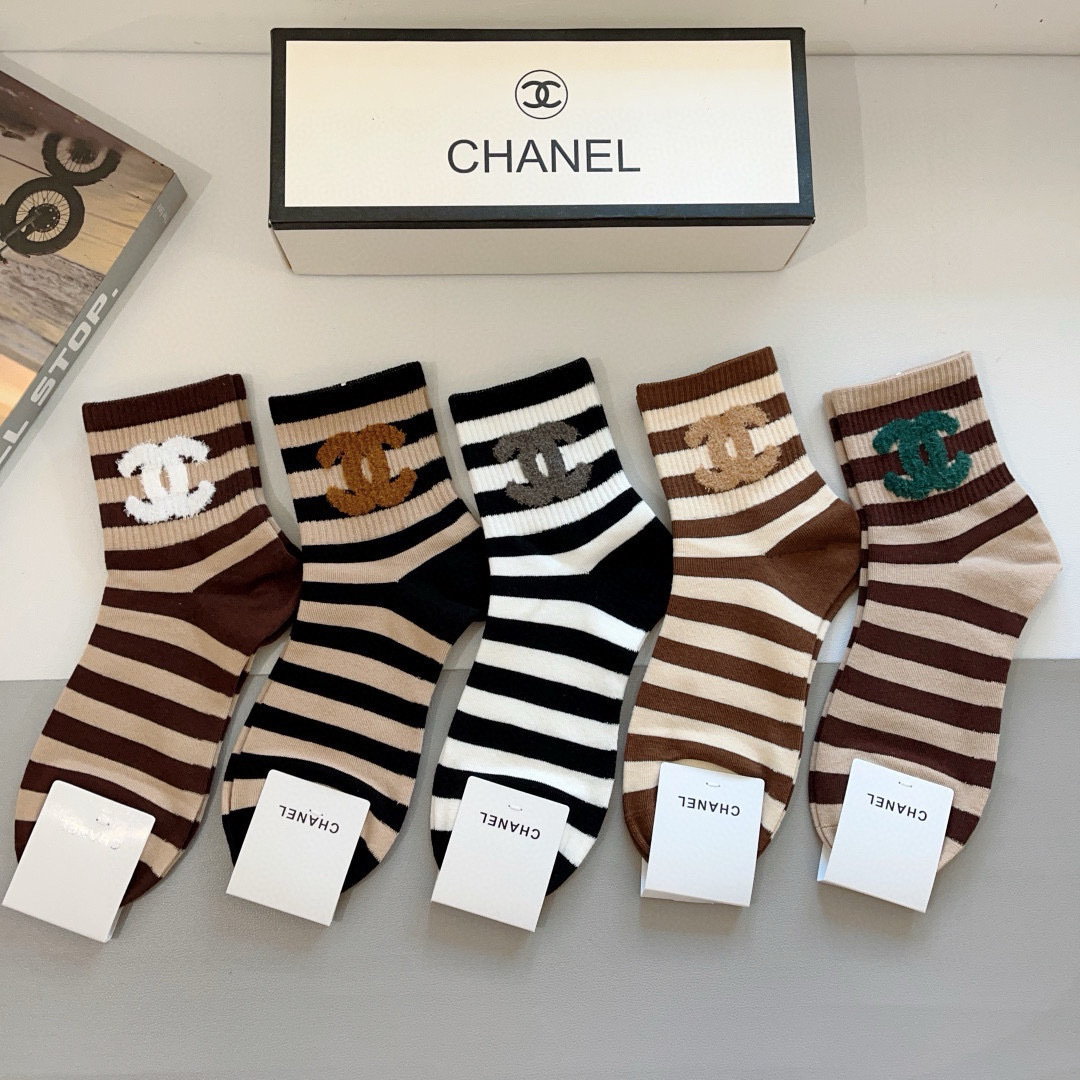 配包装（一盒5双）
CHANEL 香奈儿经典中筒袜子❗️高版本纯棉材质柔软，秒杀市场普通货，经典的双C图