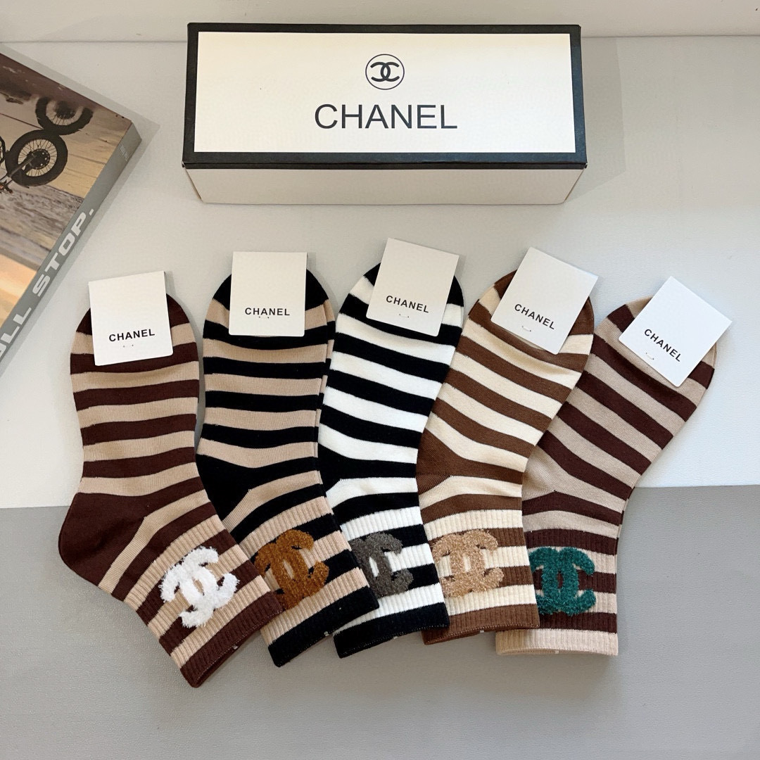 配包装（一盒5双）
CHANEL 香奈儿经典中筒袜子❗️高版本纯棉材质柔软，秒杀市场普通货，经典的双C图