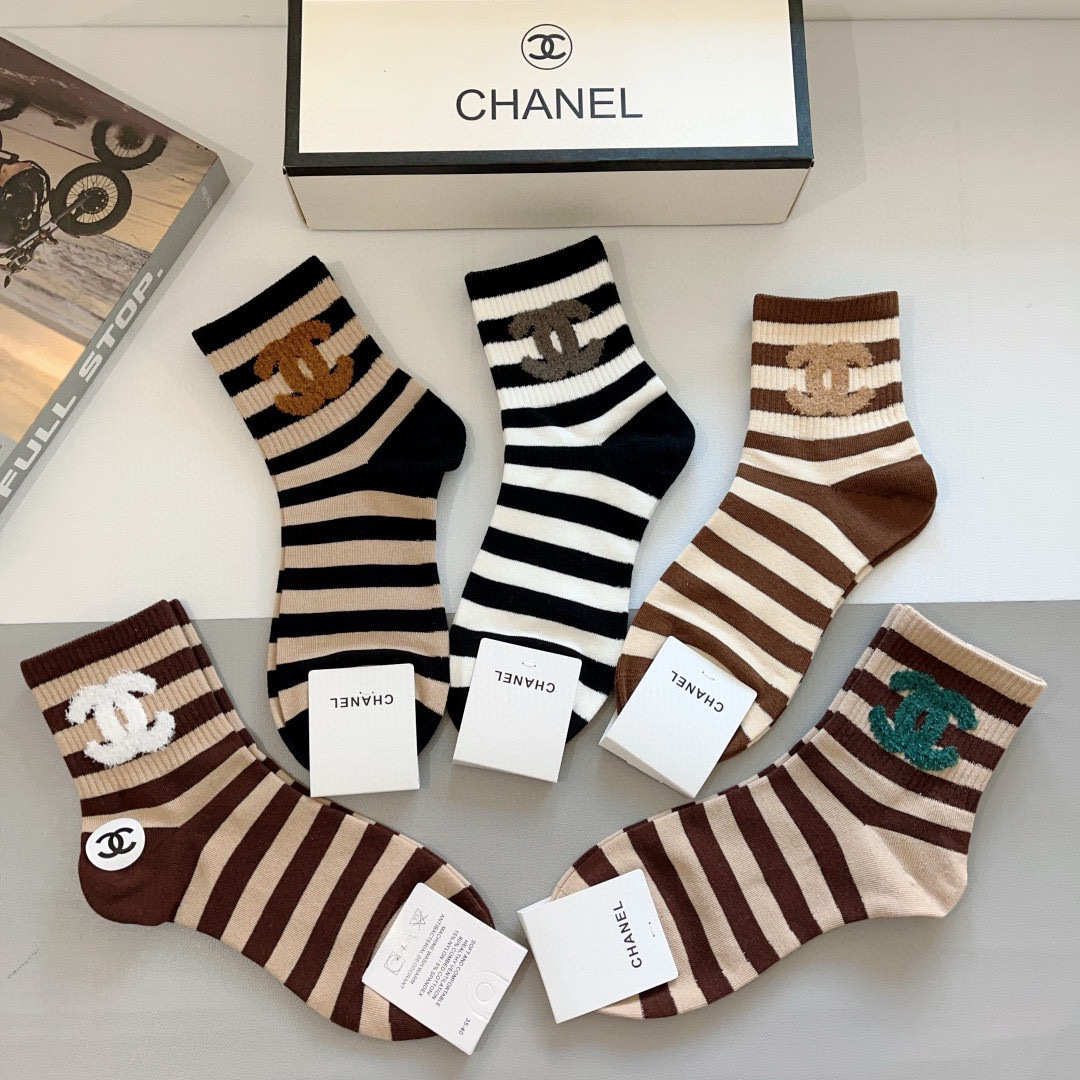 配包装（一盒5双）
CHANEL 香奈儿经典中筒袜子❗️高版本纯棉材质柔软，秒杀市场普通货，经典的双C图