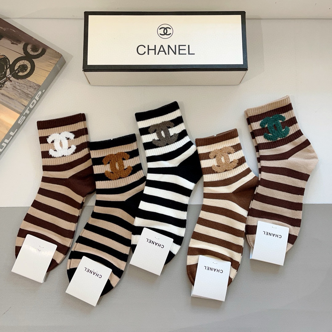 配包装（一盒5双）
CHANEL 香奈儿经典中筒袜子❗️高版本纯棉材质柔软，秒杀市场普通货，经典的双C图