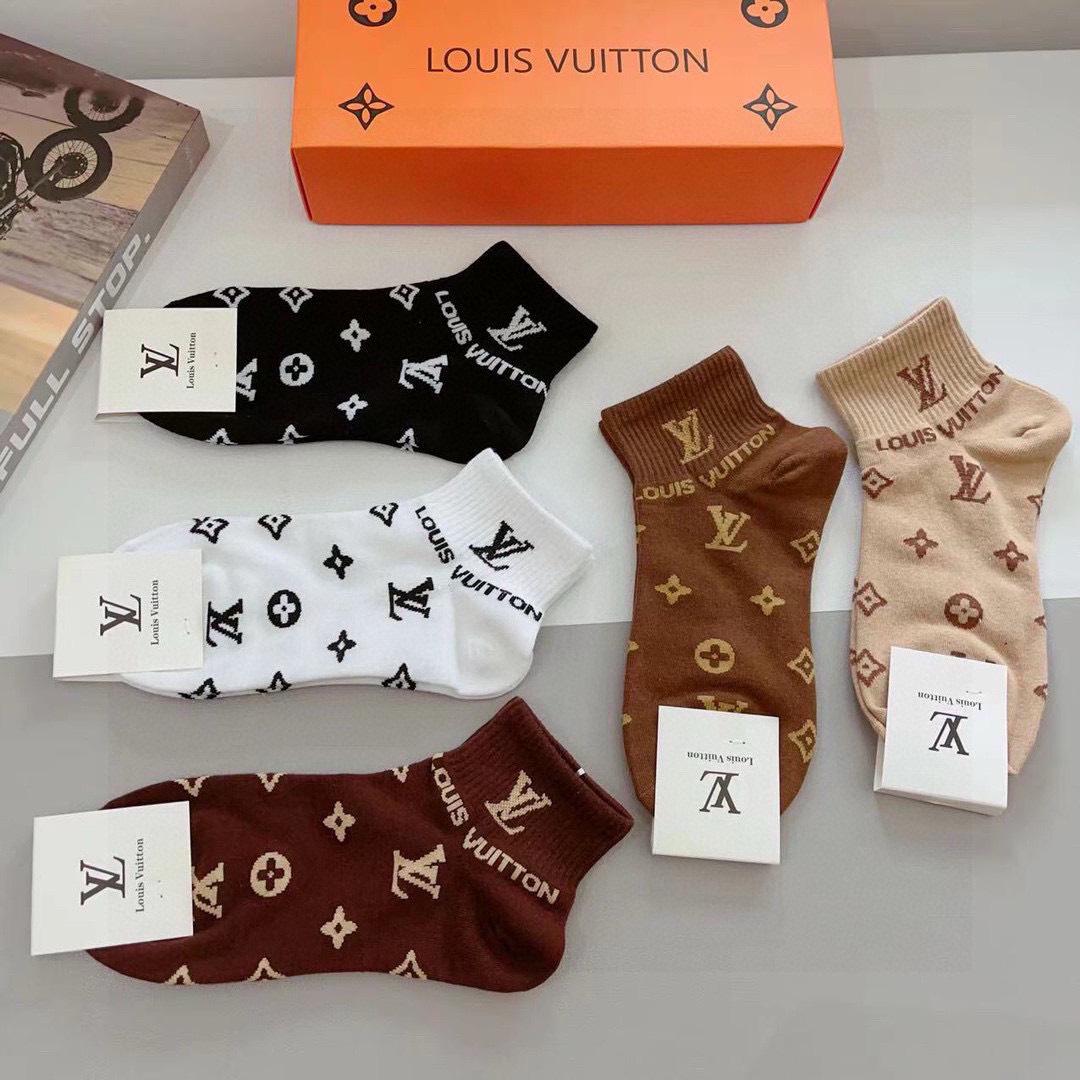 配包装（一盒5双） 🌟 LV 路易威登 超火爆小单品，纯棉面料，潮人必备 爆款，经典字母logo中筒袜，