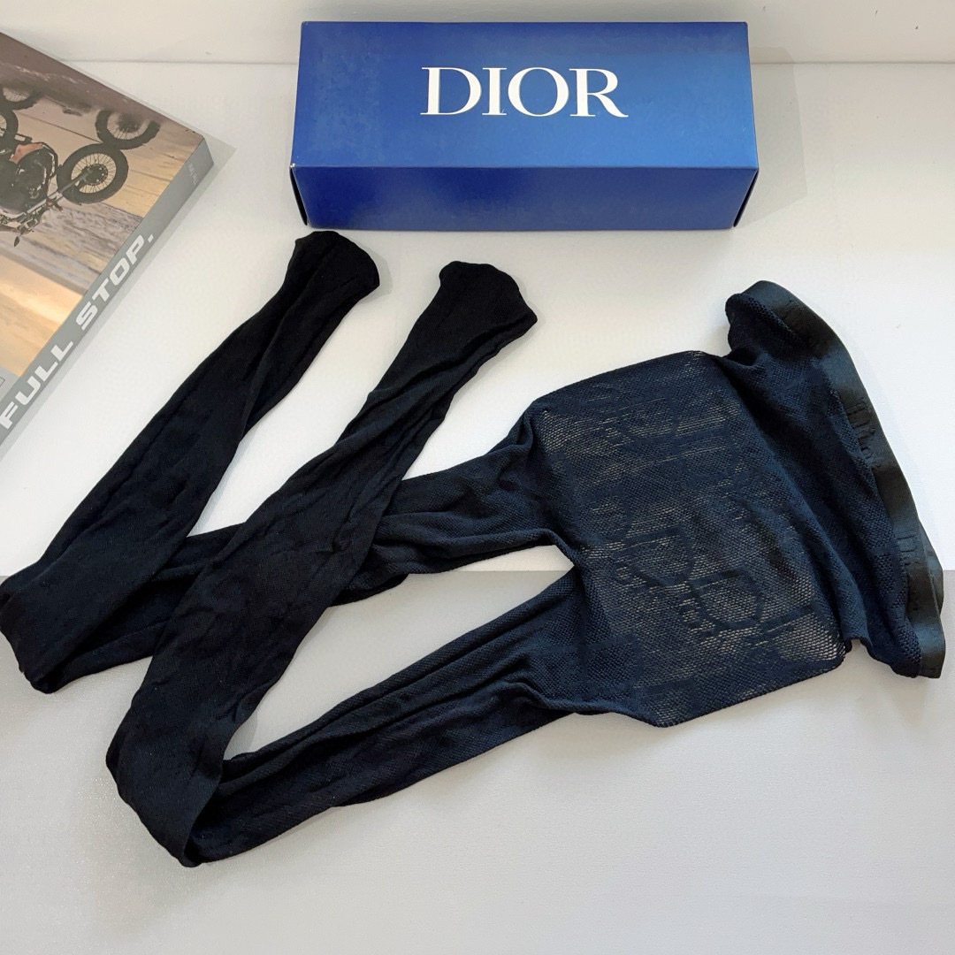 配包装（一盒1双）
Dior 迪奥 爆款大D字母网袜 连裤袜（腰头带logo）超火欧美大牌丝袜。潮人秋冬