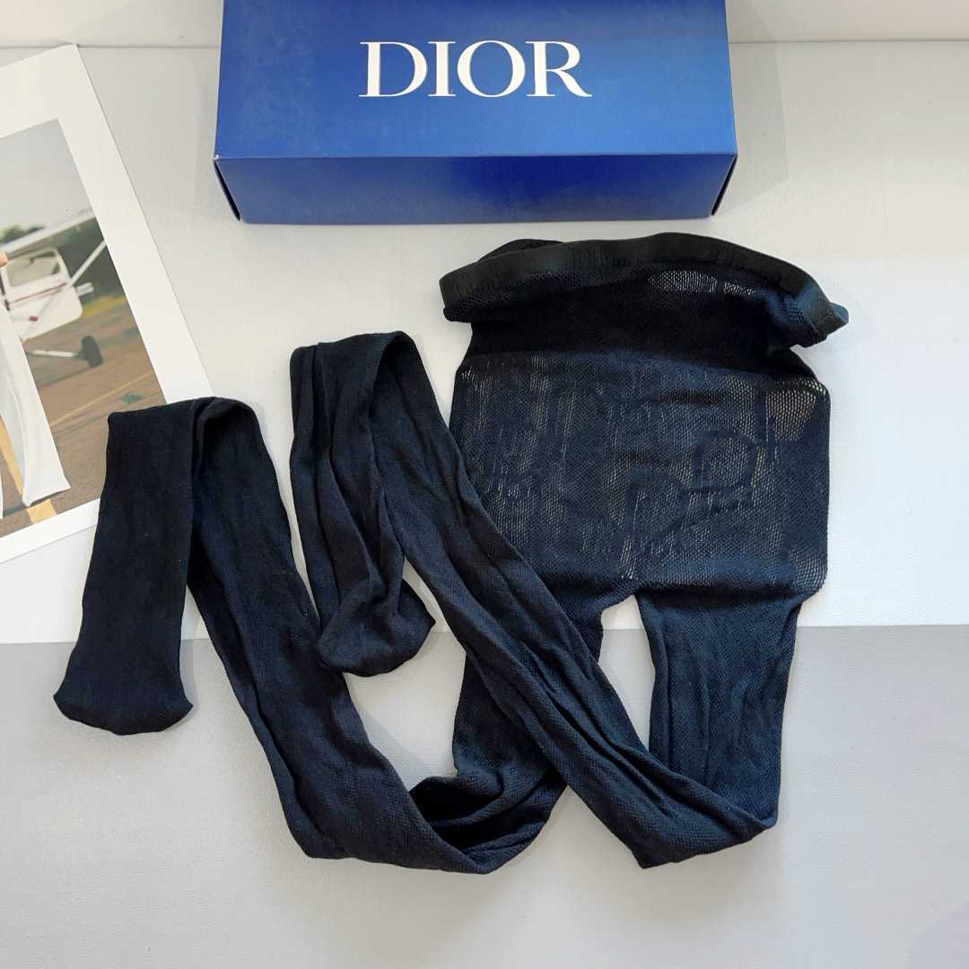 配包装（一盒1双）
Dior 迪奥 爆款大D字母网袜 连裤袜（腰头带logo）超火欧美大牌丝袜。潮人秋冬