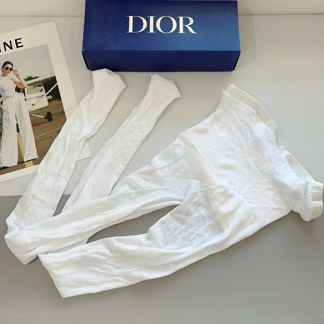 配包装（一盒1双）
Dior 迪奥 爆款大D字母网袜 连裤袜（腰头带logo）超火欧美大牌丝袜。潮人秋冬