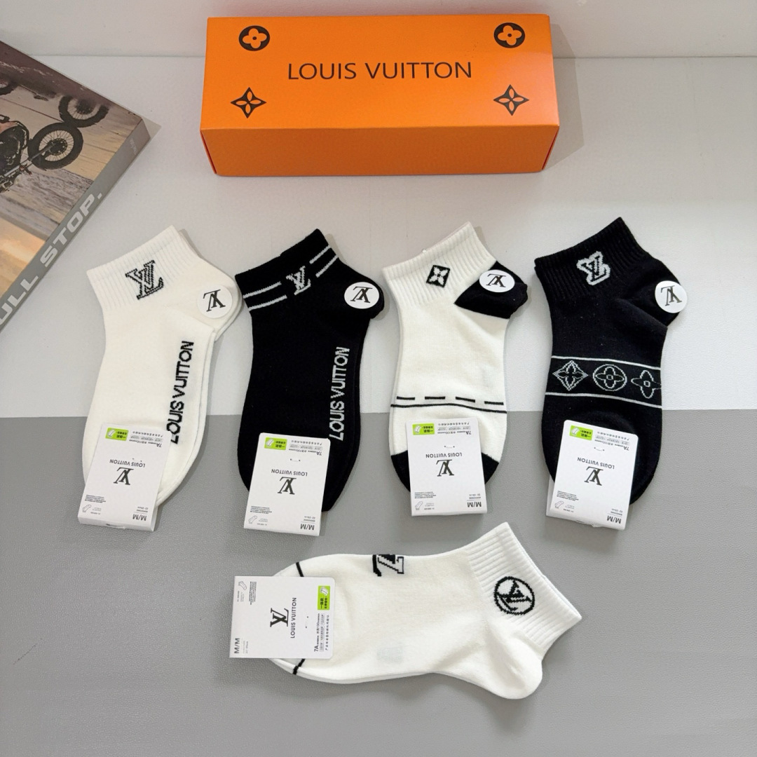 配包装（一盒5双） 🌟 LV 路易威登 超火爆小单品，纯棉面料，潮人必备 爆款，经典字母logo中筒袜，
