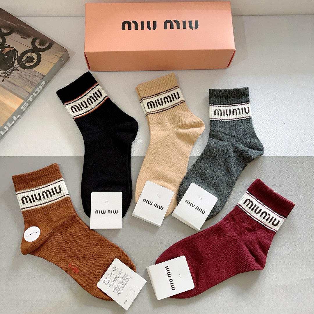 配包装【一盒5双】
miumiu · 缪缪 高品质。超级爆款网红中筒袜子❗️ins明星网红推荐❗️火爆至
