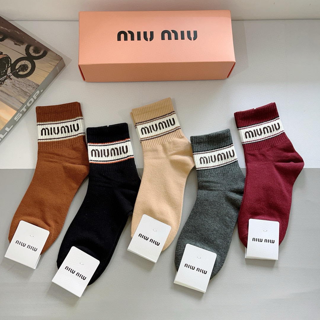 配包装【一盒5双】
miumiu · 缪缪 高品质。超级爆款网红中筒袜子❗️ins明星网红推荐❗️火爆至