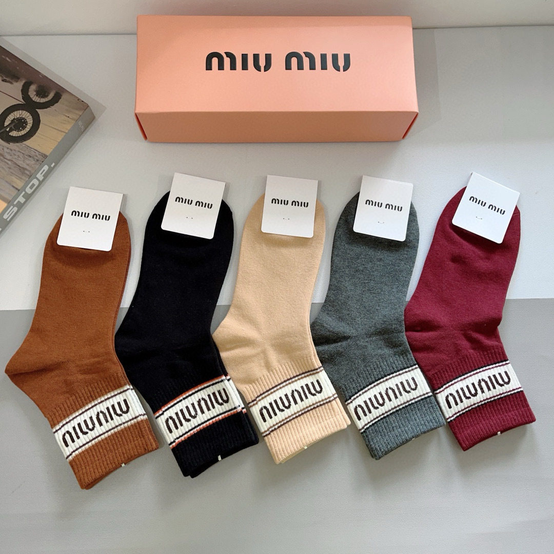 配包装【一盒5双】
miumiu · 缪缪 高品质。超级爆款网红中筒袜子❗️ins明星网红推荐❗️火爆至