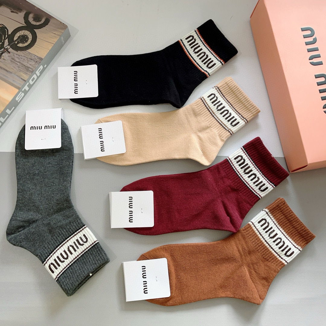 配包装【一盒5双】
miumiu · 缪缪 高品质。超级爆款网红中筒袜子❗️ins明星网红推荐❗️火爆至
