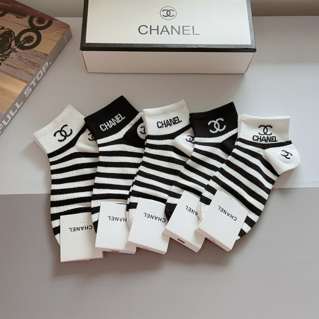 配包装（一盒5双）
CHANEL 香奈儿经典袜子❗️高版本纯棉材质柔软，秒杀市场普通货，经典的双C图案l