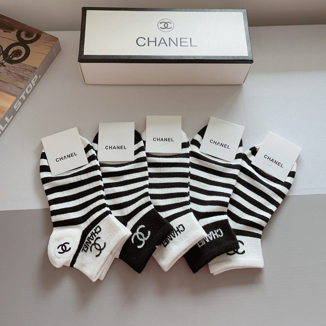 配包装（一盒5双）
CHANEL 香奈儿经典袜子❗️高版本纯棉材质柔软，秒杀市场普通货，经典的双C图案l