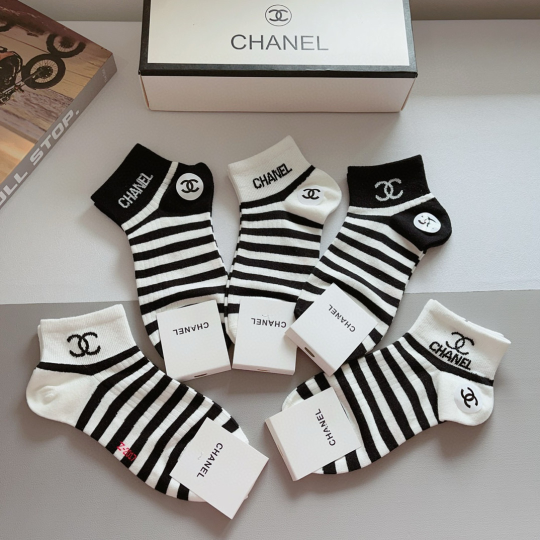 配包装（一盒5双）
CHANEL 香奈儿经典袜子❗️高版本纯棉材质柔软，秒杀市场普通货，经典的双C图案l