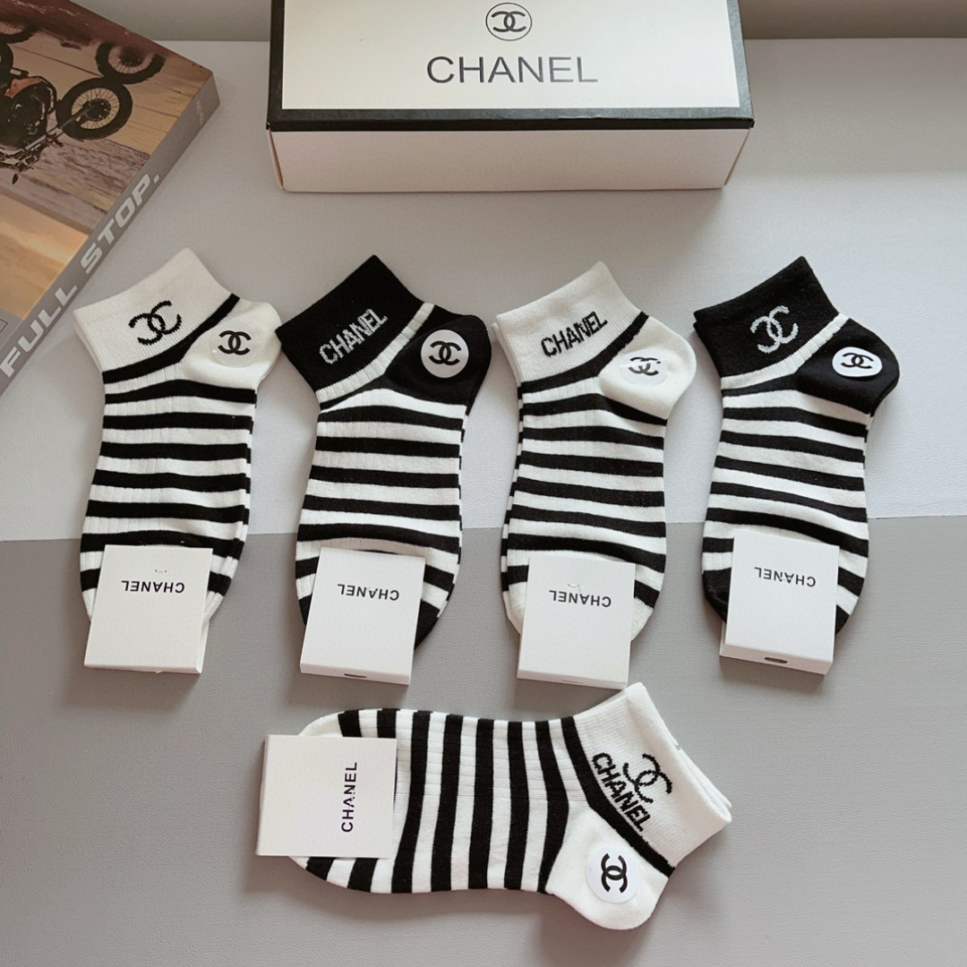 配包装（一盒5双）
CHANEL 香奈儿经典袜子❗️高版本纯棉材质柔软，秒杀市场普通货，经典的双C图案l