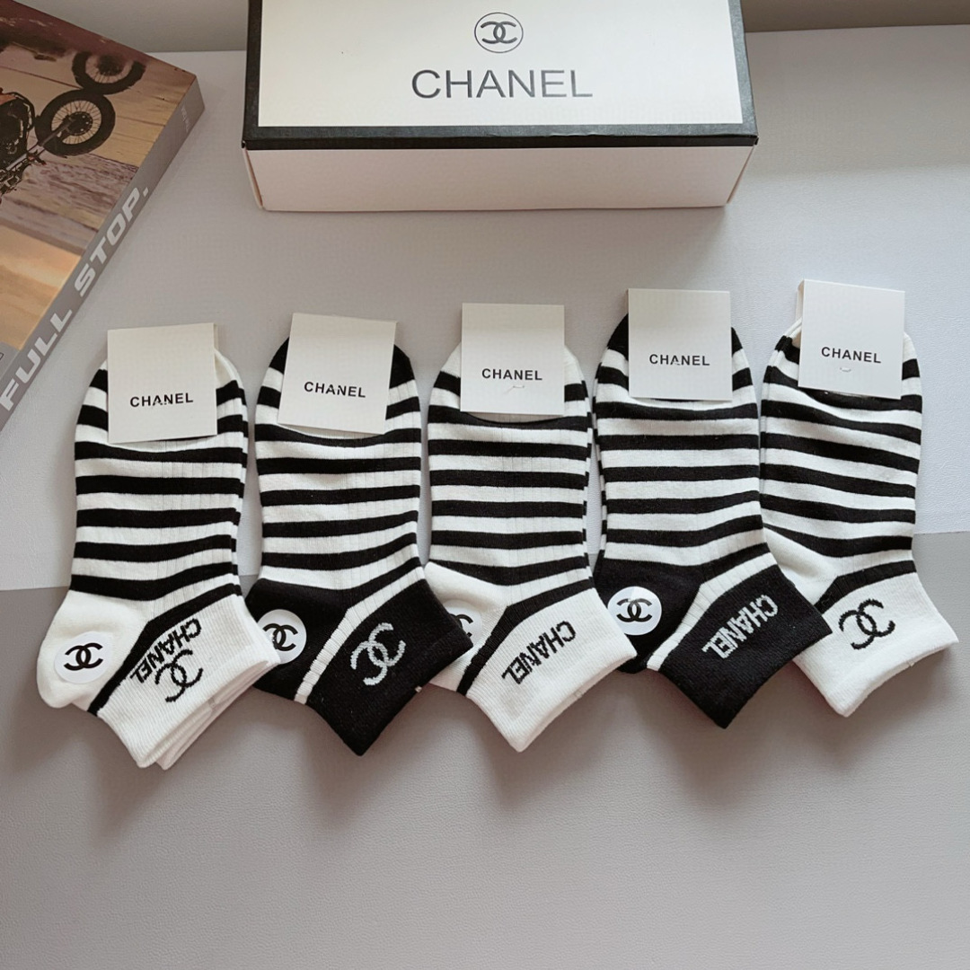 配包装（一盒5双）
CHANEL 香奈儿经典袜子❗️高版本纯棉材质柔软，秒杀市场普通货，经典的双C图案l