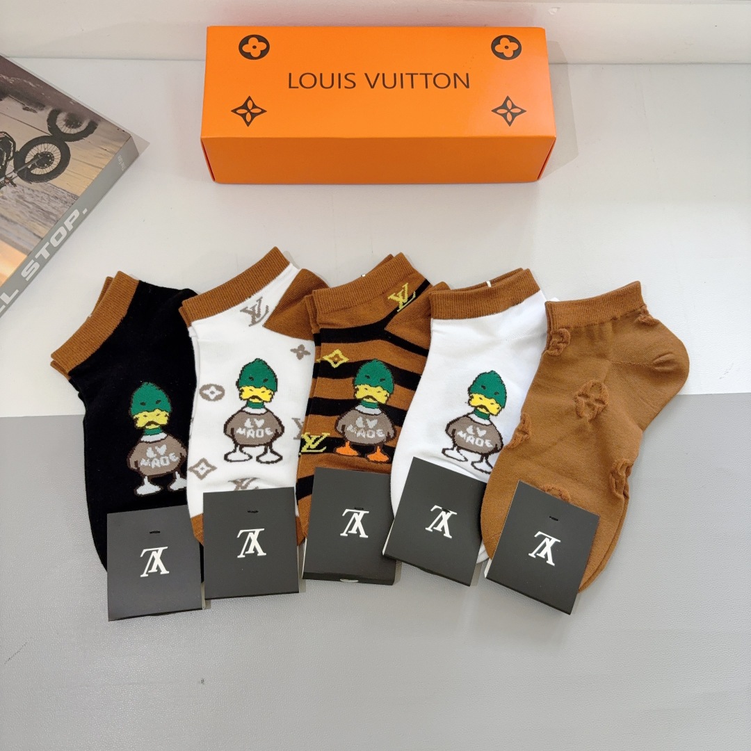 配包装（一盒5双） 
🌟 LV 路易威登 新款短筒袜子纯棉面料，经典字母logo船袜，个性时尚百搭款，！