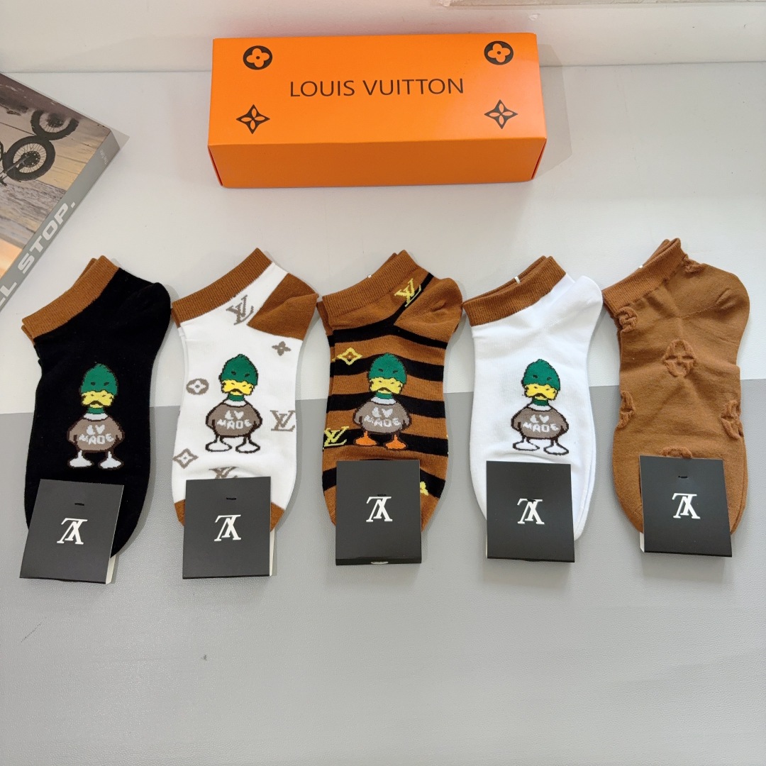配包装（一盒5双） 
🌟 LV 路易威登 新款短筒袜子纯棉面料，经典字母logo船袜，个性时尚百搭款，！