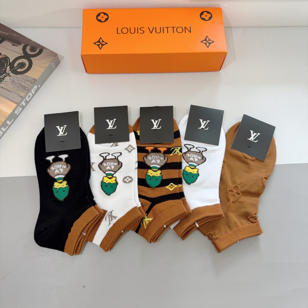 配包装（一盒5双） 
🌟 LV 路易威登 新款短筒袜子纯棉面料，经典字母logo船袜，个性时尚百搭款，！