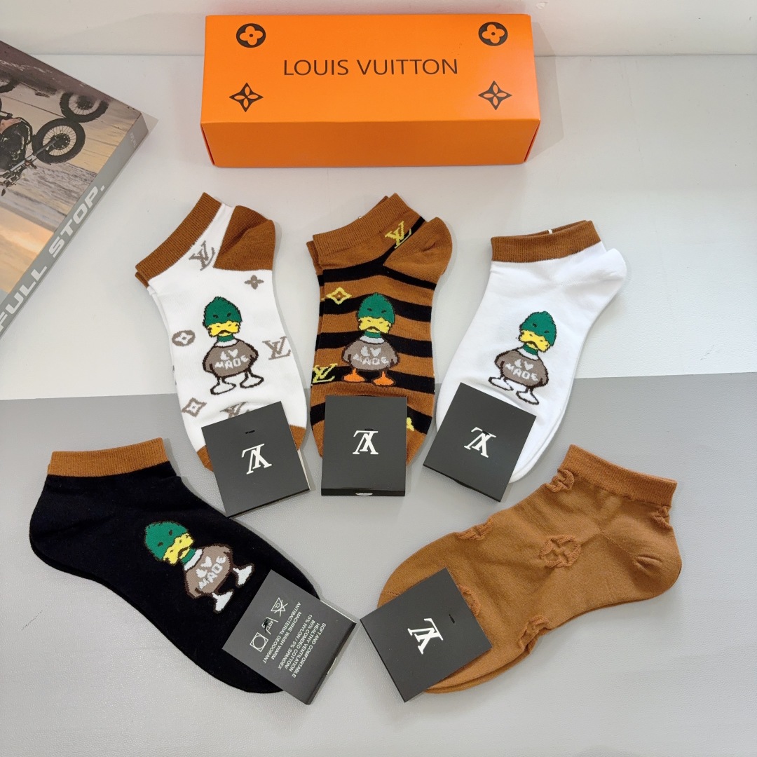 配包装（一盒5双） 
🌟 LV 路易威登 新款短筒袜子纯棉面料，经典字母logo船袜，个性时尚百搭款，！