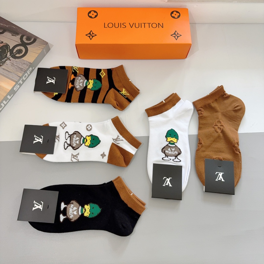 配包装（一盒5双） 
🌟 LV 路易威登 新款短筒袜子纯棉面料，经典字母logo船袜，个性时尚百搭款，！