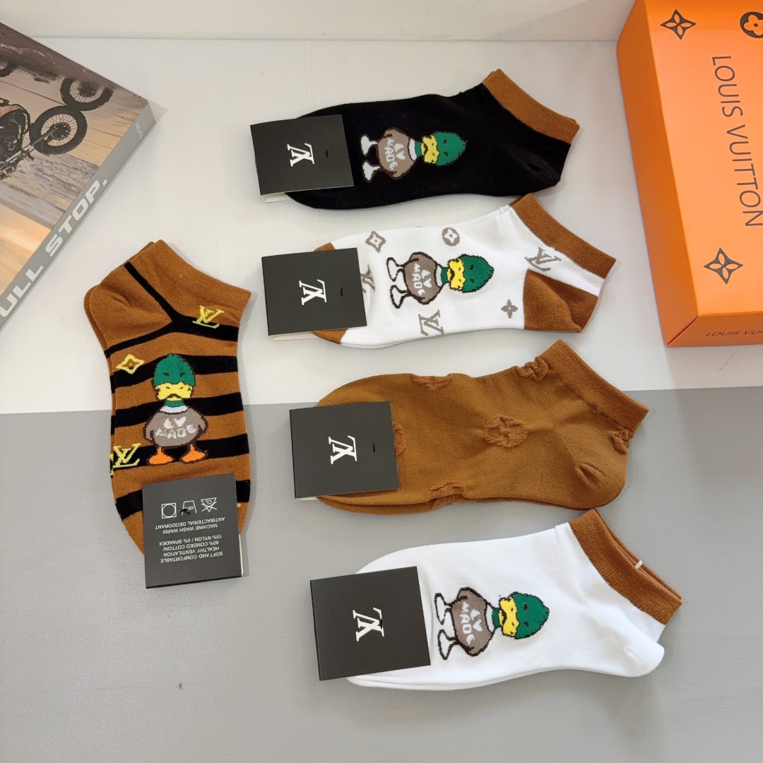 配包装（一盒5双） 
🌟 LV 路易威登 新款短筒袜子纯棉面料，经典字母logo船袜，个性时尚百搭款，！