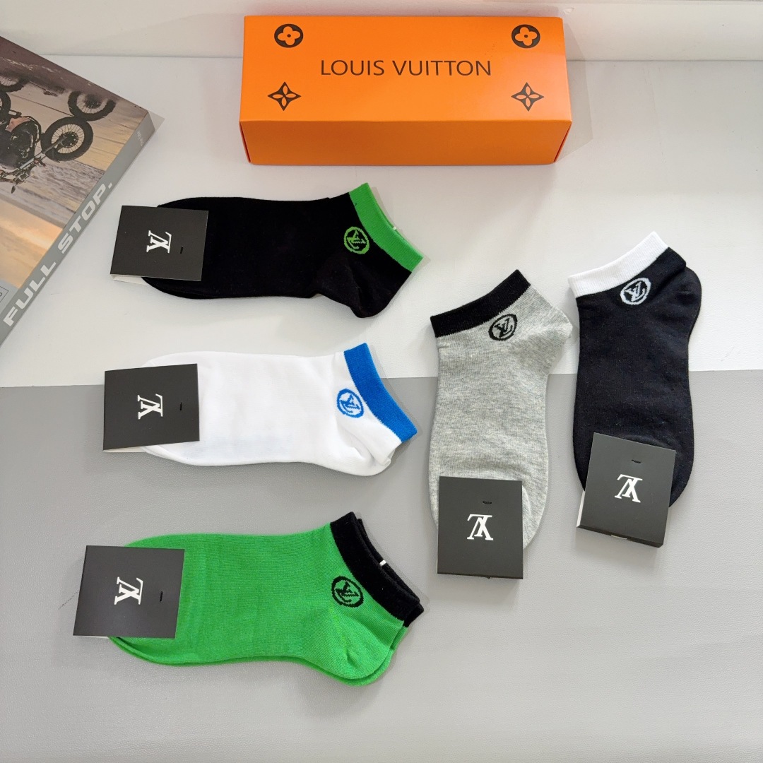 配包装（一盒5双） 
🌟 LV 路易威登 新款短筒袜子纯棉面料，经典字母logo船袜，个性时尚百搭款，！