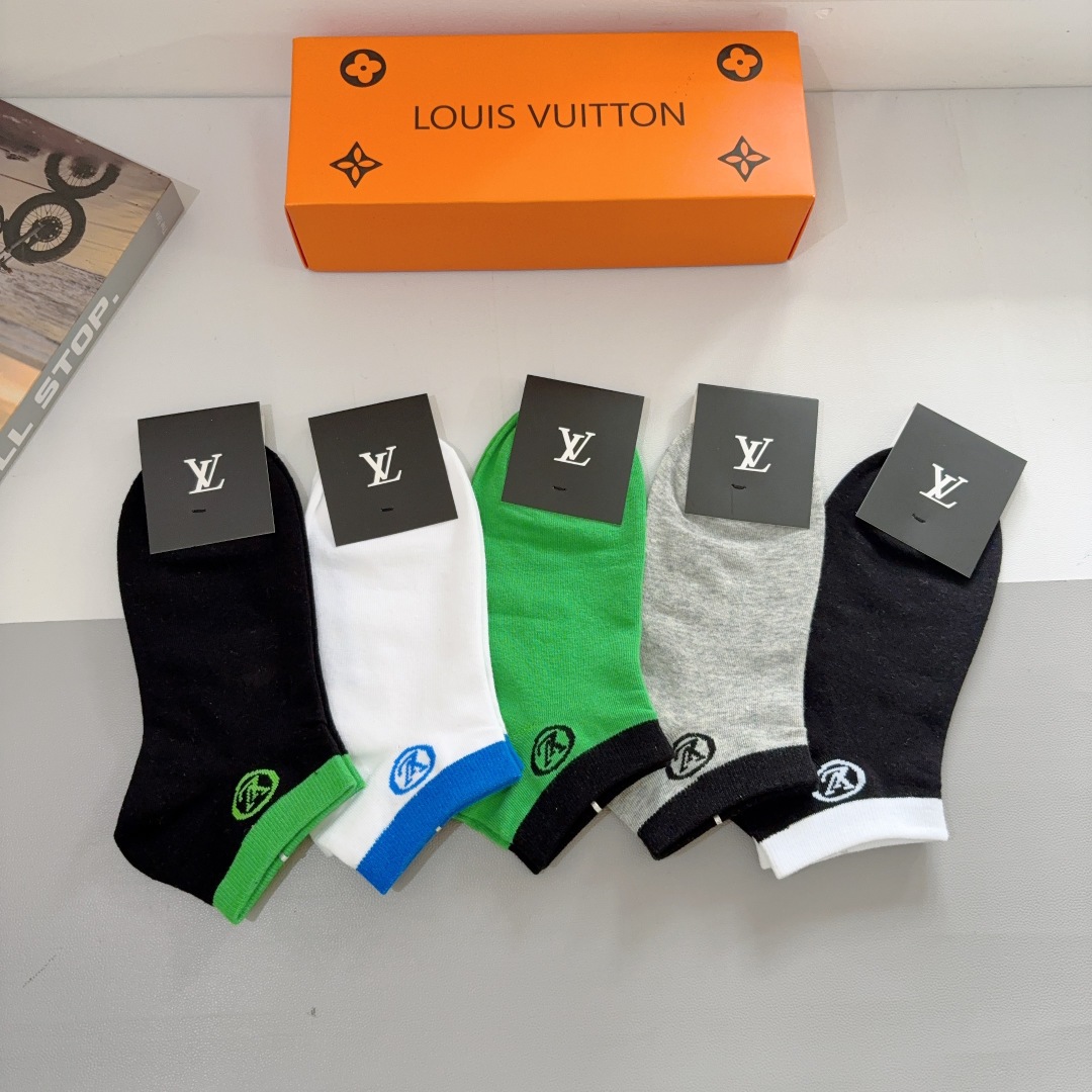 配包装（一盒5双） 
🌟 LV 路易威登 新款短筒袜子纯棉面料，经典字母logo船袜，个性时尚百搭款，！