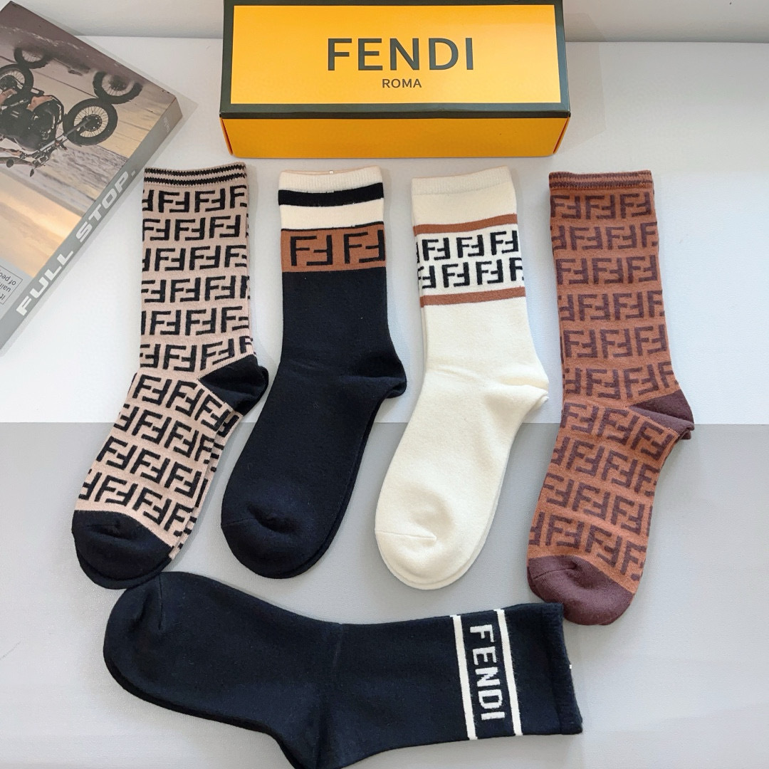 配包装（一盒5双）
FENDI 芬迪 经典长筒袜子❗️高版本兔绒材质 ，经典双F图案logo，专柜同步袜